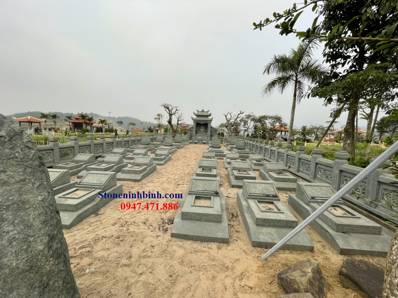 Mẫu khu lăng mộ đá của gia chủ ở Kim Bôi, Hòa Bình