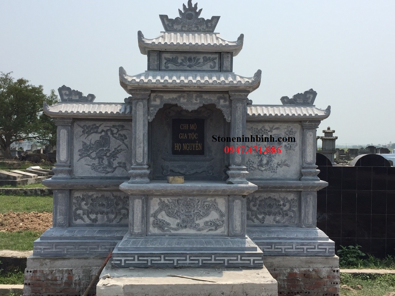 Mẫu lăng thờ đá của gia chủ ở Quốc Oai, Hà Nội