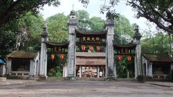 Cổng tam quan kiểu tứ trụ ở chùa Láng thuộc thành phố Hà Nội